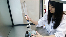 微生物の植菌作業(微生物機能グループ)