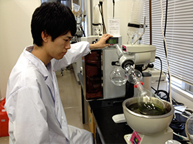 エバポレーターによる植物抽出物の濃縮(植物機能科学グループ)