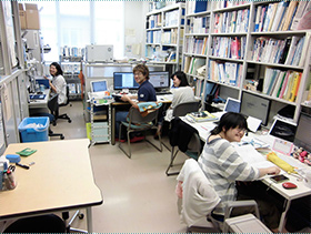 ある日の研究室の様子「空席は実験中です。」(卒論・大学院研究)