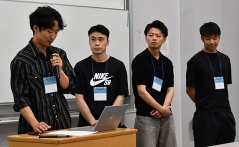 秋田の魅力を英語で紹介した英語クラブの4名